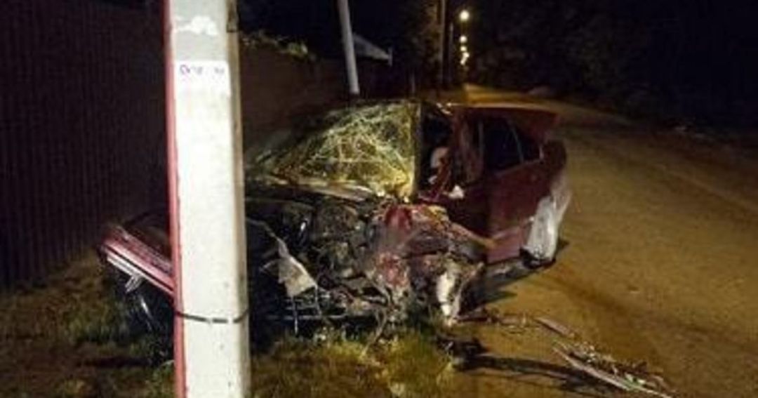 В Калининграде водитель BMW въехал в дерево и сбежал, пострадал 15-летний подросток
