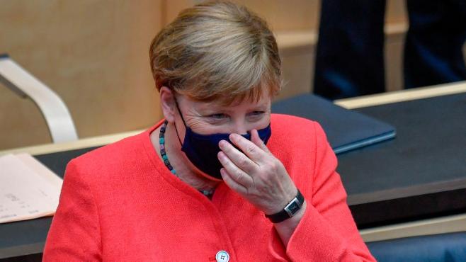 Политика: Удивительный визит канцлера: мир наконец-то увидел Меркель в маске