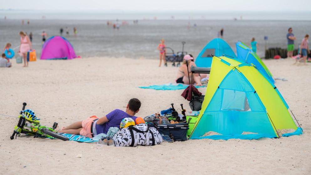 Здоровье: Можно ли заразиться коронавирусом на пляже?