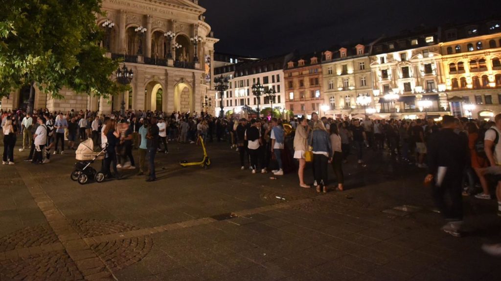 Происшествия: Громкие вечеринки и толпы людей: немецкая молодежь бойкотирует карантинные правила