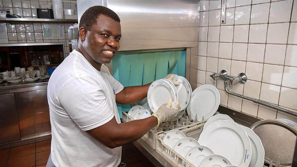 Общество: 46-летний беженец: «Лучше мыть в Германии посуду, чем быть министром в родной стране»