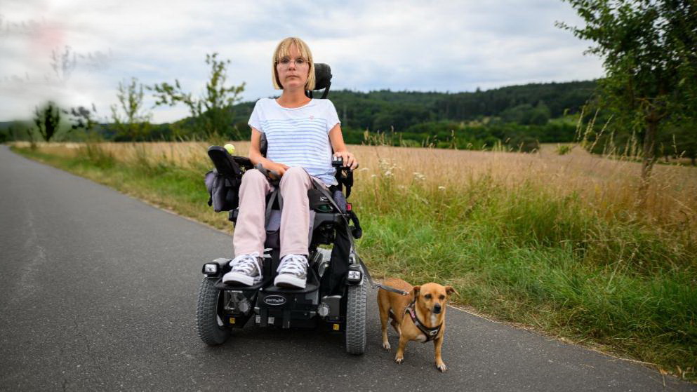 Общество: Слишком быстро ездит: страховщики отказываются менять шины на инвалидной коляске женщины