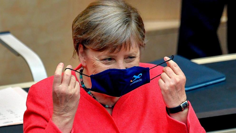 Политика: Ситуация выходит из-под контроля: Меркель боится отмены требования к ношению защитных масок