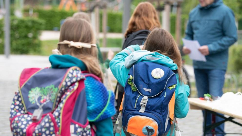 Общество: Новый учебный год начнется как обычно, но родители отказываются отправлять детей в школу