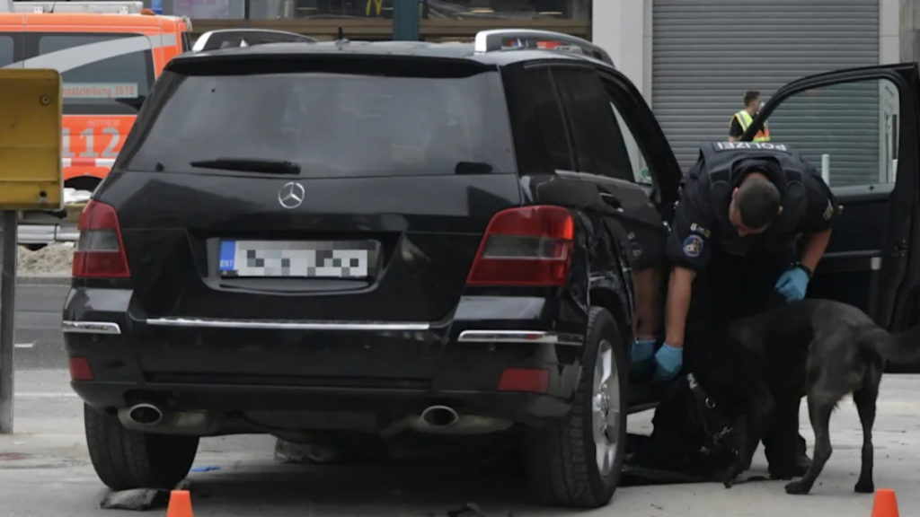 Происшествия: Берлин: автомобиль въехал в группу людей. Семь человек пострадало, водителя задержали