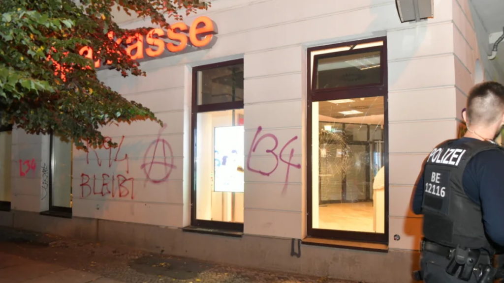 Происшествия: Разбитые автомобили и витрины: десятки человек устроили беспорядки на улицах Берлина