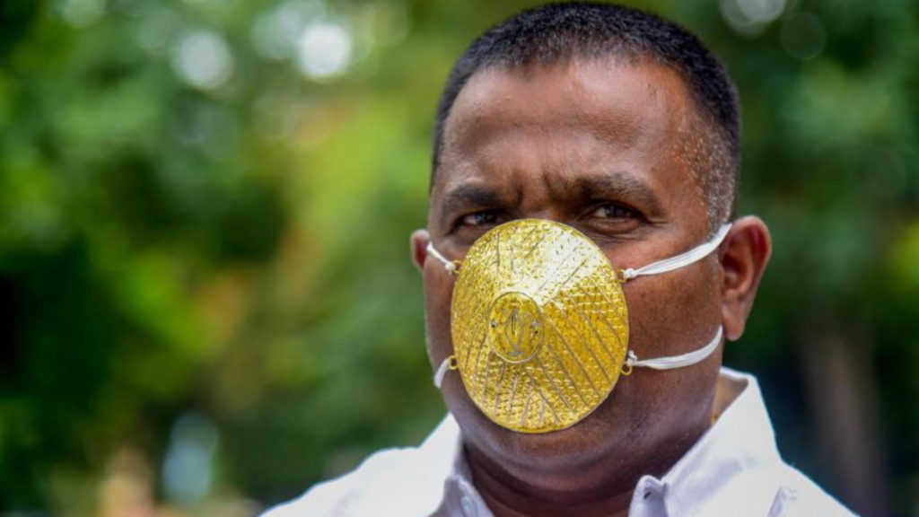 Отовсюду обо всем: Мужчина купил золотую маску за $4000, но не уверен, защищает ли она от коронавируса