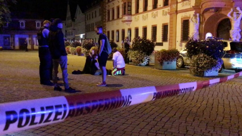 Происшествия: Тюрингия: перед зданием государственной канцелярии завязалась массовая драка. Есть пострадавшие