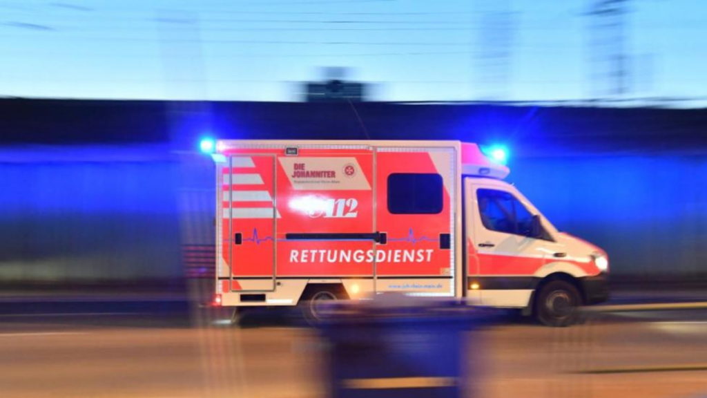 Происшествия: Северный Рейн-Вестфалия: вооруженный мужчина угрожал санитарам, которые пытались помочь ему, а затем сбежал. Поиски продолжаются