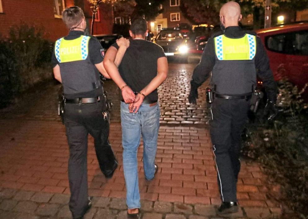 Происшествия: В Гамбурге подросток напал на парамедиков с пистолетом