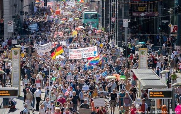 Мировая пресса: COVID-19: в Берлине массовые протесты из-за карантинных ограничений