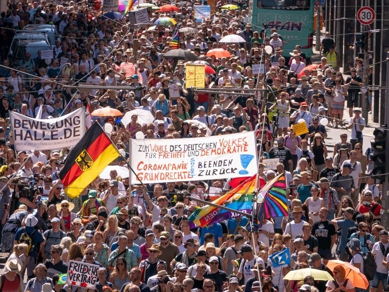 Мировая пресса: В Берлине тысячи людей вышли на улицу напомнить властям о свободе собраний