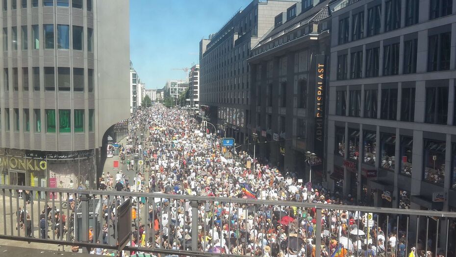 Мировая пресса: В Берлине 17 тысяч человек вышли на акцию протеста против ограничений из-за Covid-19