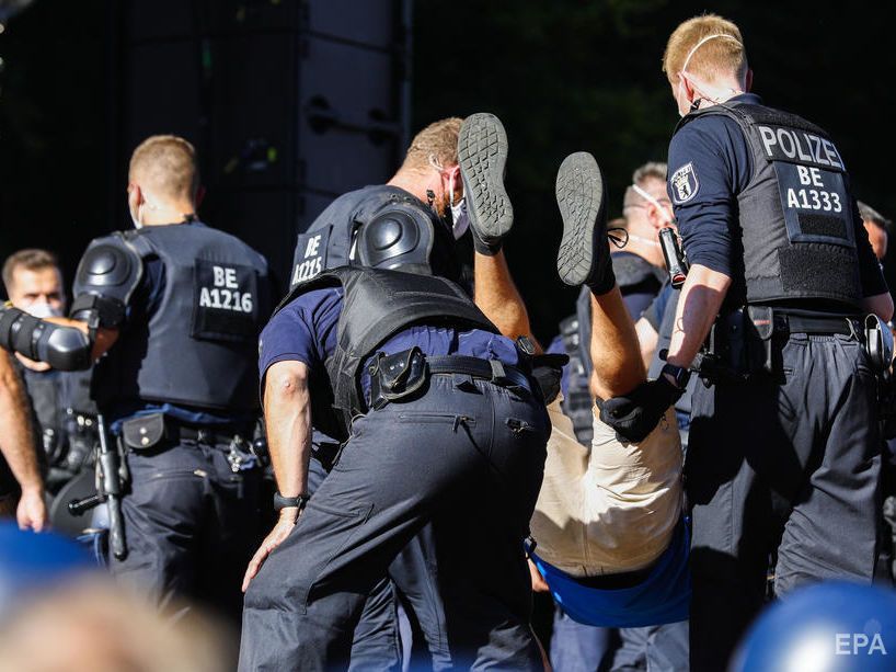 Мировая пресса: В Берлине 18 полицейских пострадали во время протеста против карантинных ограничений