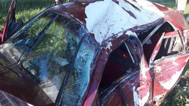 Мировая пресса: На Закарпатье Volkswagen влетел в дерево: двое парней погибли