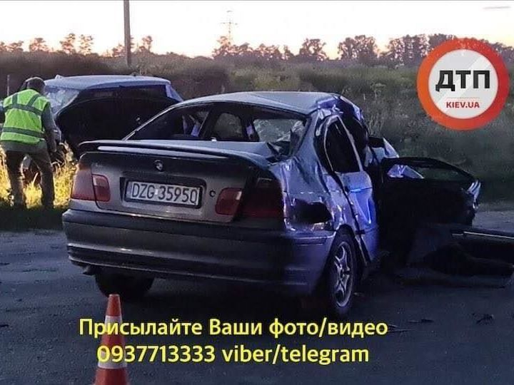 Мировая пресса: В Киевской области произошло лобовое столкновение BMW и Skoda. Один человек погиб, четверо – ранены