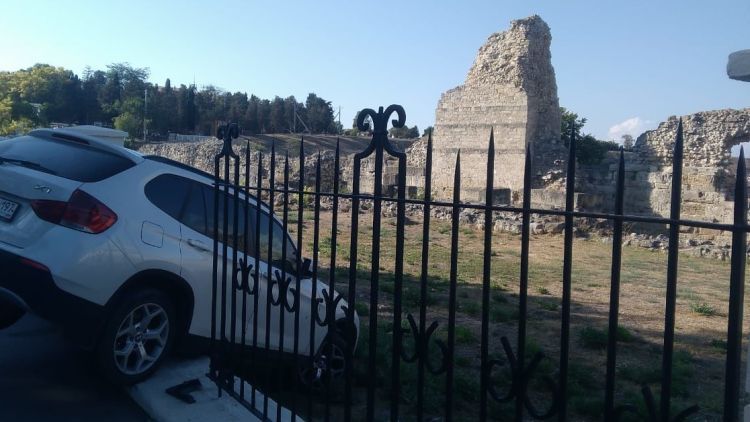В Севастополе BMW повис на заборе заповедника "Херсонес Таврический"