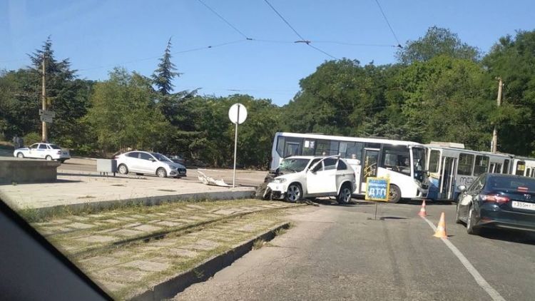 В Крыму BMW на бешеной скорости врезался в трамвай - фото