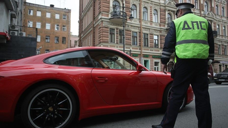 В Петербурге водитель BMW под наркотиками протащил полицейского по дороге