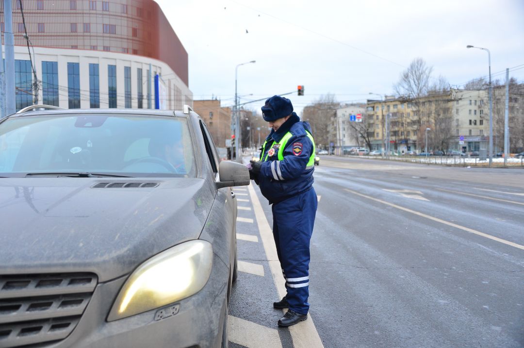 Водитель BMW в Петербурге протащил по дороге инспектора ГИБДД