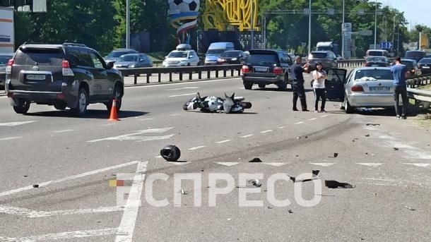 Мировая пресса: На выезде из Киева в Житомир BMW сбил мотоциклиста. Образовалась пробка длиной 5 км