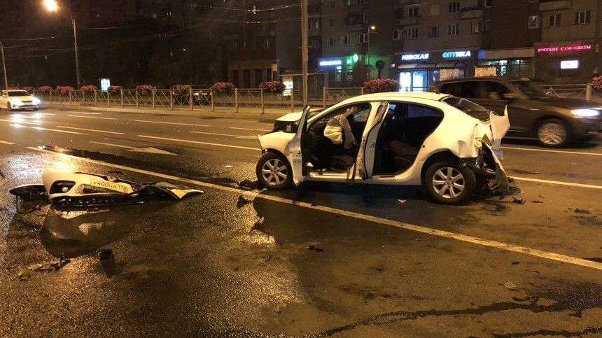 Мировая пресса: Видео: в Петербурге сотрудник автомойки угнал BMW и устроил жесткое ДТП
