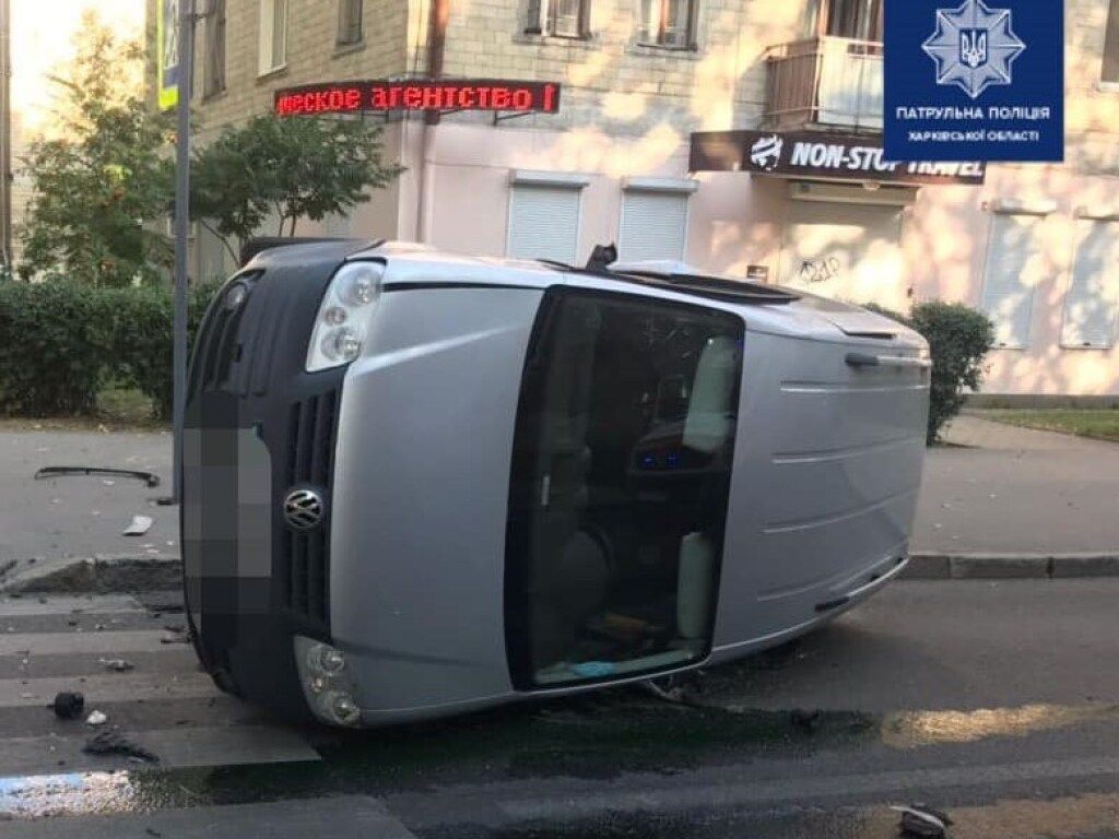 В центре Харькова из-за столкновения с Nissan перевернулся Volkswagen
