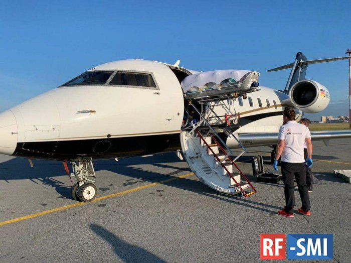 Самолет с Алексеем Навальным на борту вылетел из омского аэропорта в Германию