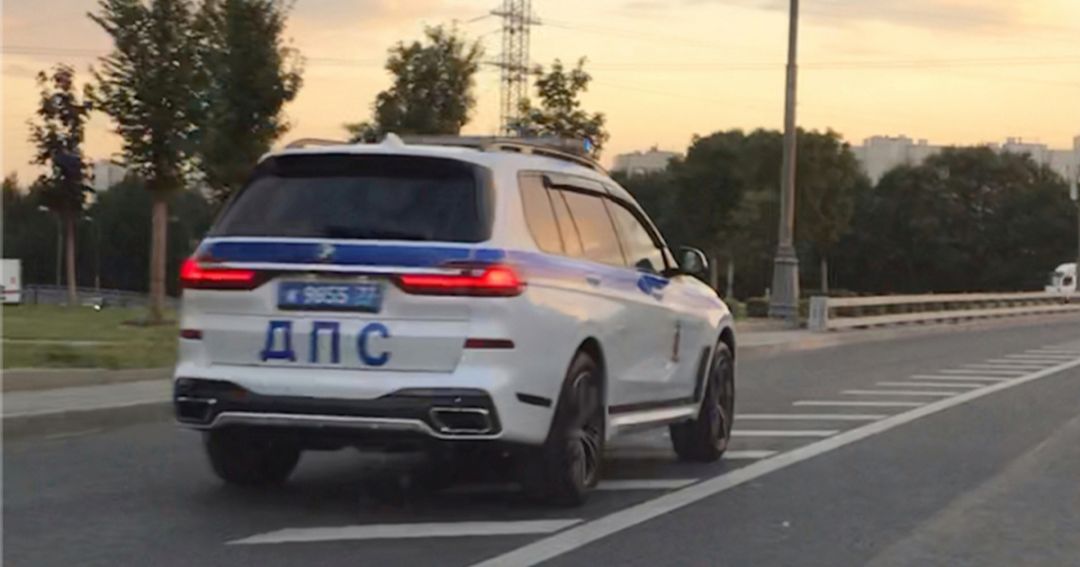 В Москве заметили внедорожник BMW X7 с надписью «ДПС»