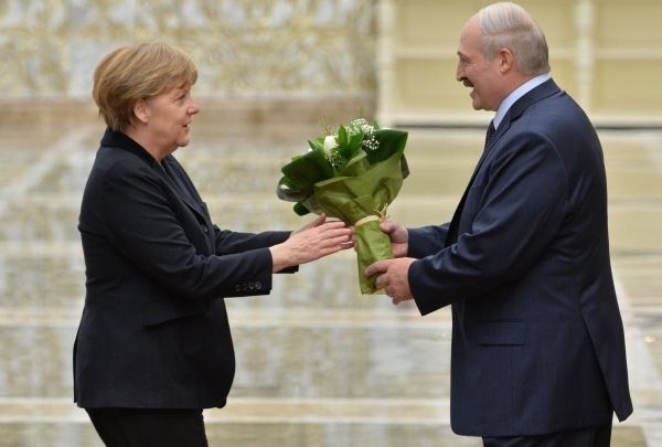 Мировая пресса: Ангела Меркель рассказала о нежелании Александра Лукашенко разговаривать с ней