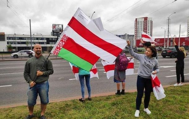 Мировая пресса: Лукашенко увидел возле флагов протестующих портреты Гитлера