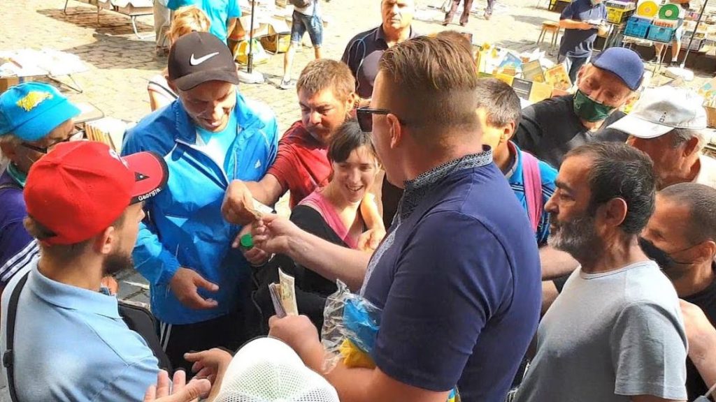 Мировая пресса: Немец в центре Львова раздавал деньги туземцам и заставлял их становиться на колени