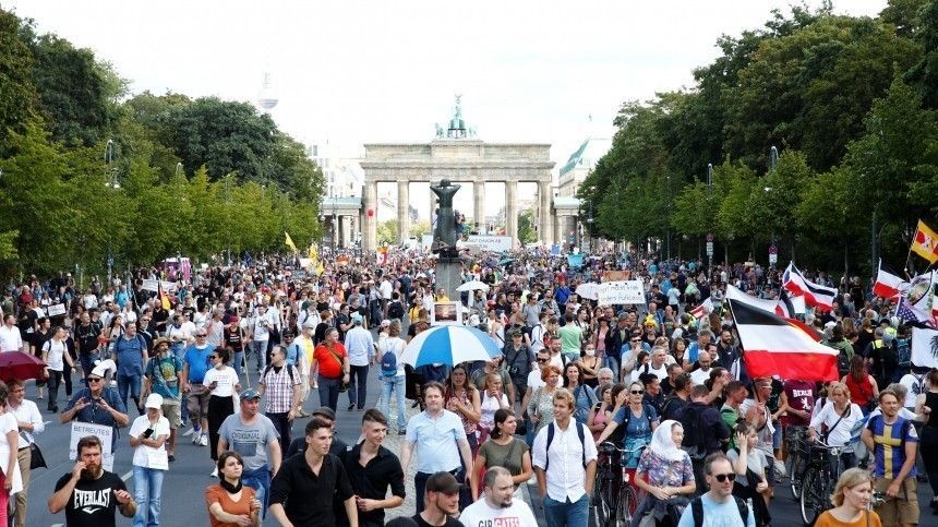 Мировая пресса: Около 18 тысяч человек вышли на митинг в Берлине против ограничений из-за COVID-19