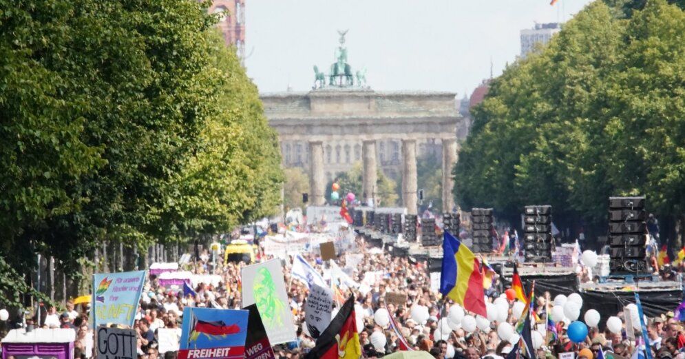 Мировая пресса: Полиция в Берлине распустила многотысячный митинг против Covid-ограничений перед его началом