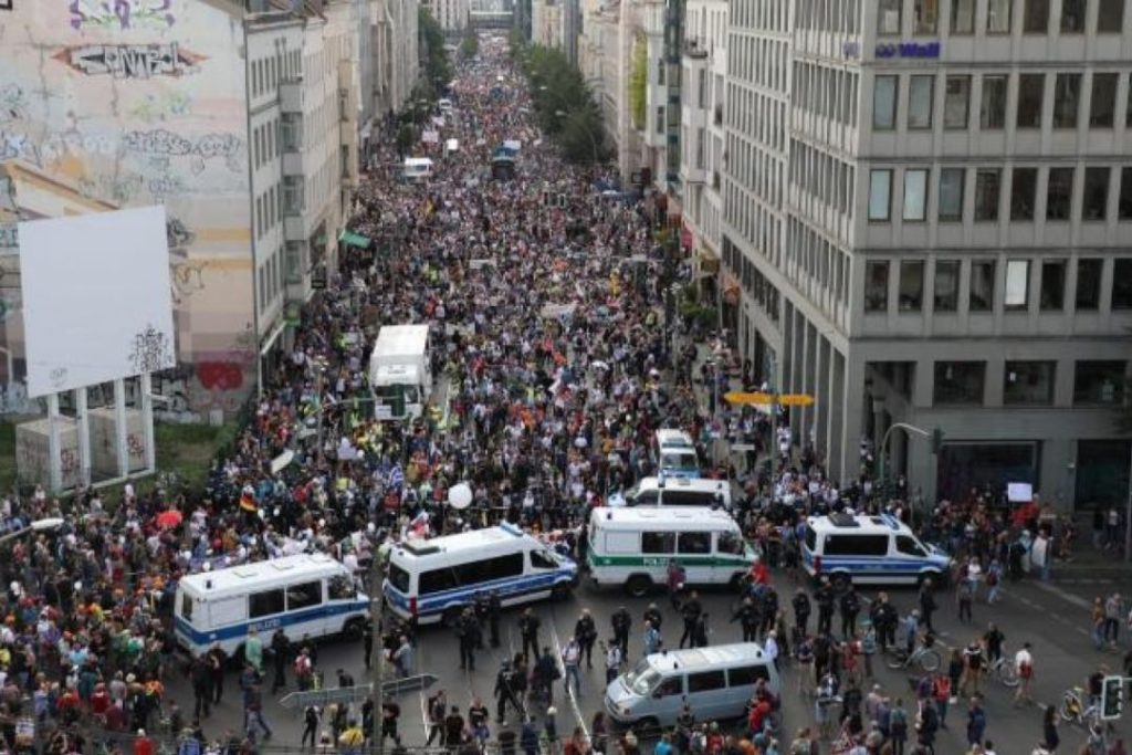 Мировая пресса: В Берлине тысячи людей вышли на акцию против карантина
