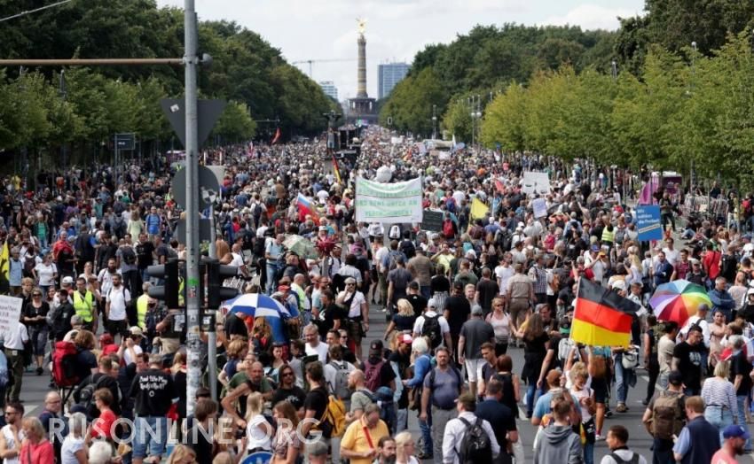 На митинге в Берлине люди вышли с российскими флагами и звали Путина (видео)
