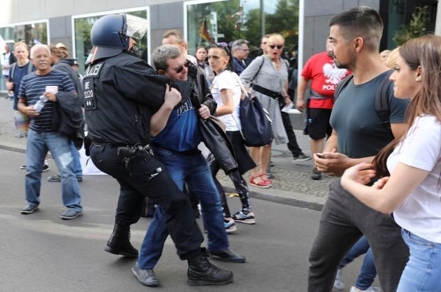 Мировая пресса: Более ста человек задержали на протестах против ограничений в Берлине