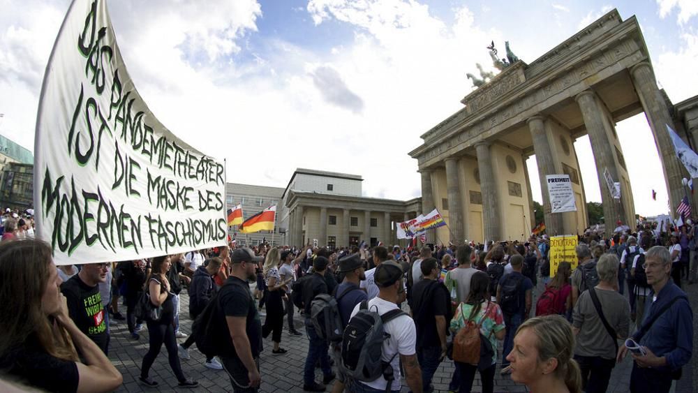 Мировая пресса: 300 человек задержаны в Берлине на акции против карантинных мер