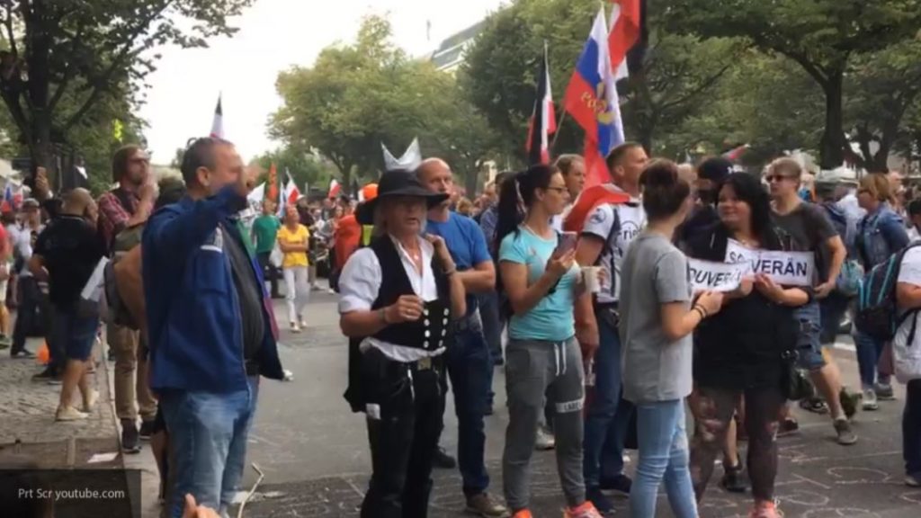 Мировая пресса: Жители Берлина с флагами в руках пытались взять штурмом Рейхстаг