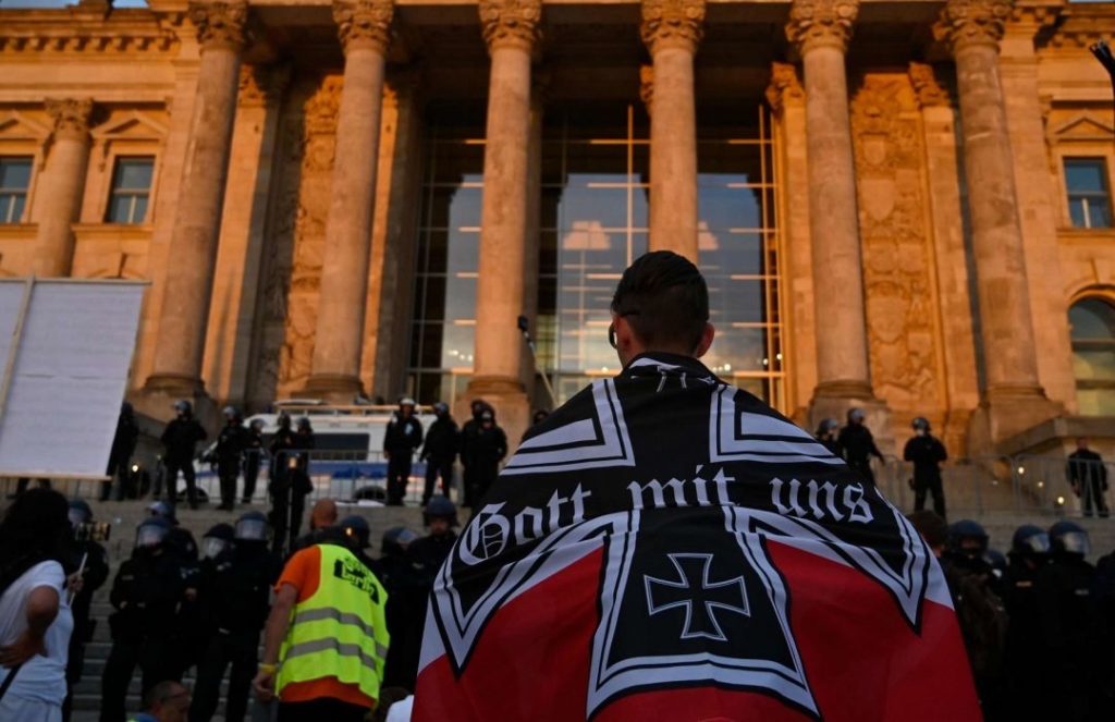 Мировая пресса: В Берлине «антикоронавирусные» протестующие с флагами «рейхсбюргеров» штурмовали Рейхстаг