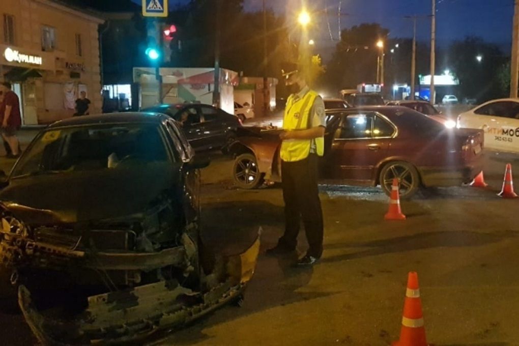 Три человека пострадали в столкновении BMW и Renault в Екатеринбурге