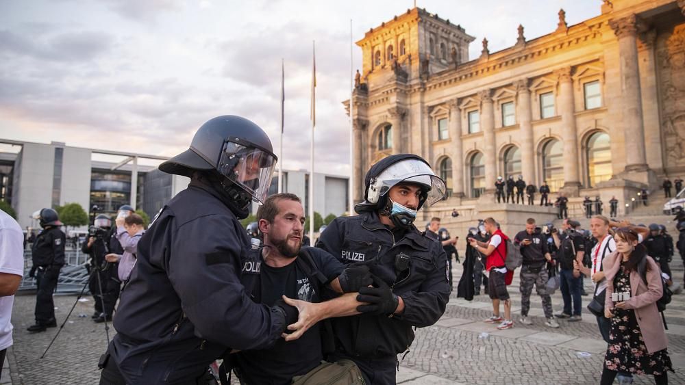 Мировая пресса: Берлин возмущен "штурмом Рейхстага" с имперскими и российскими флагами