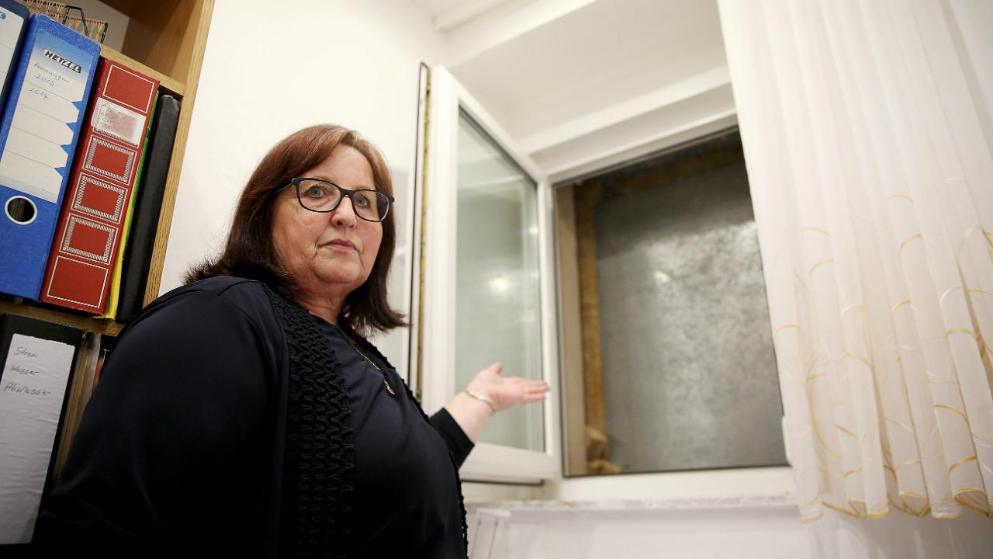 Общество: Пока домохозяйка была в отъезде, соседи замуровали ей окно