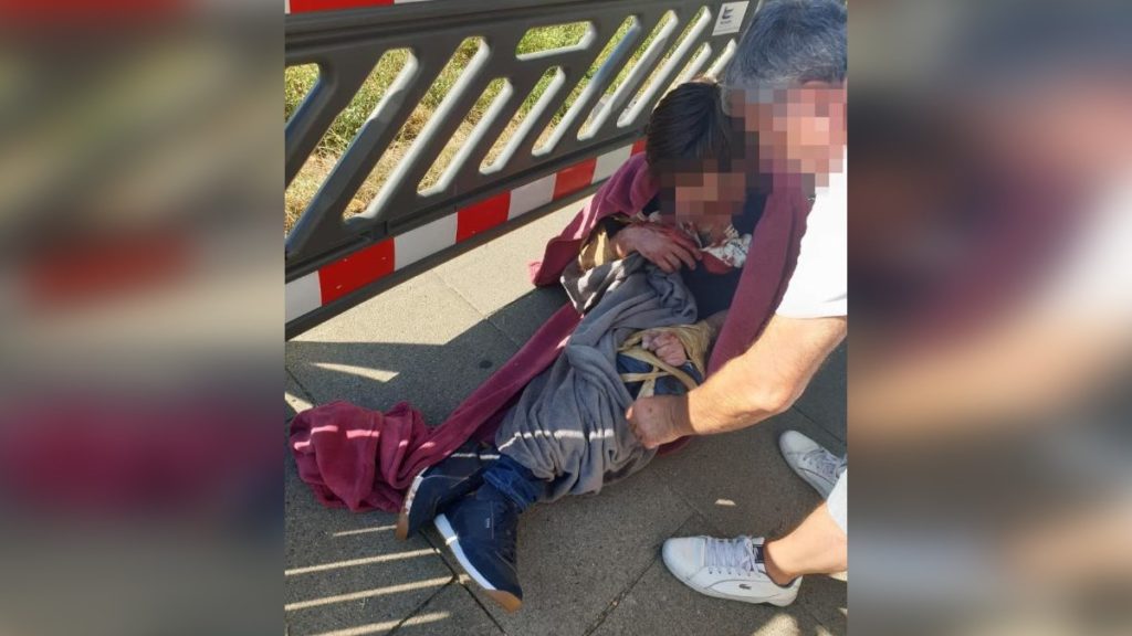 Происшествия: На подушке и со связанными руками: в Гамбурге посреди тротуара обнаружили раненного мужчину