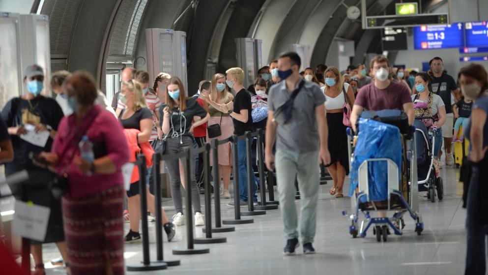 Общество: Хаос с бесплатными тестами на COVID-19: немцы специально приезжают в аэропорт, чтобы проверится