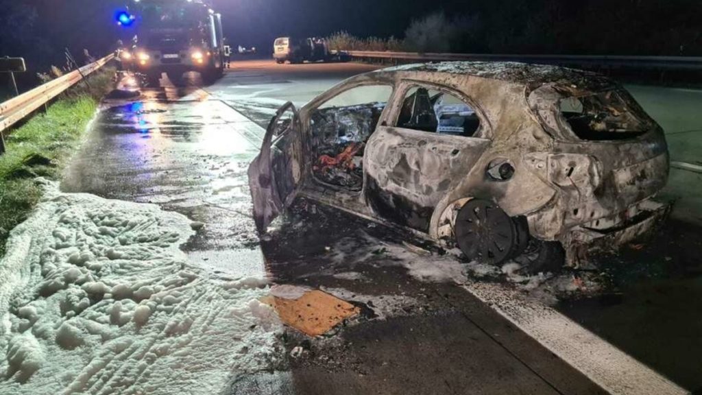 Происшествия: Мужчина в одиночку спас двух пенсионеров из горящего авто