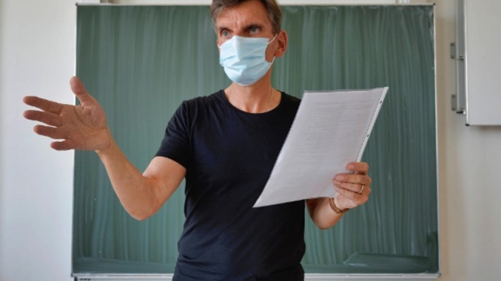 Здоровье: Педиатры требуют масочный режим для учителей на занятиях