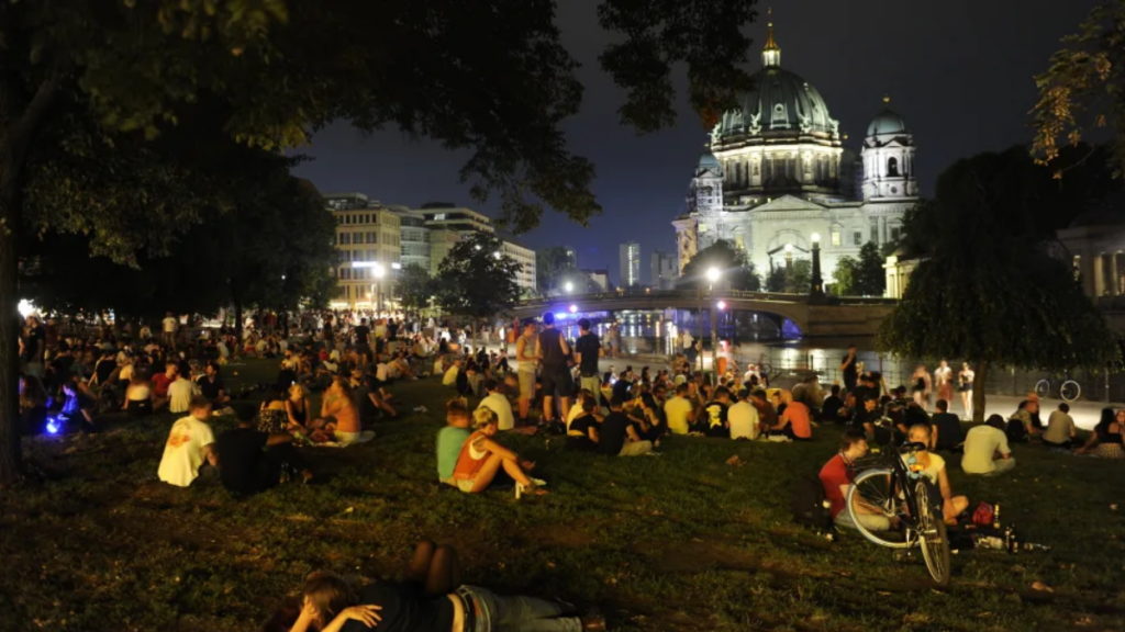 Общество: Несмотря на опасность заражения, в Берлине люди продолжают устраивать массовые вечеринки