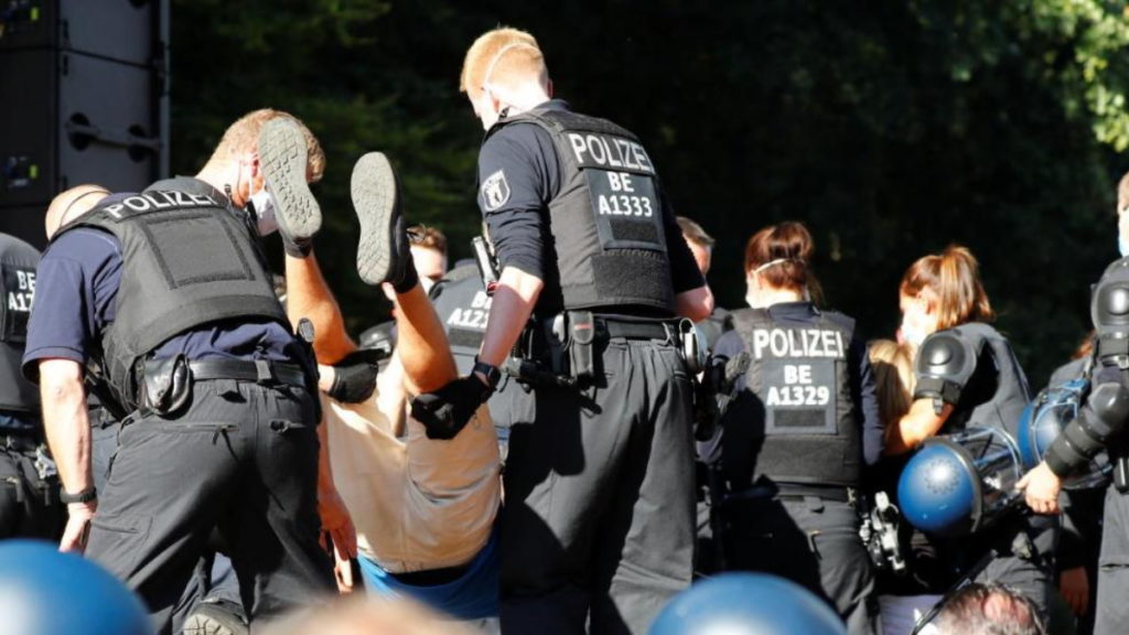 Общество: Берлин: 18 полицейских пострадали во время разгона нескольких тысяч участников демонстраций против коронавирусных ограничений