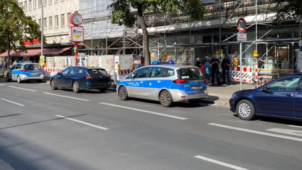 Происшествия: И снова нелегальные гонки: в Берлине водитель не справился с управлением и въехал в автобусную остановку